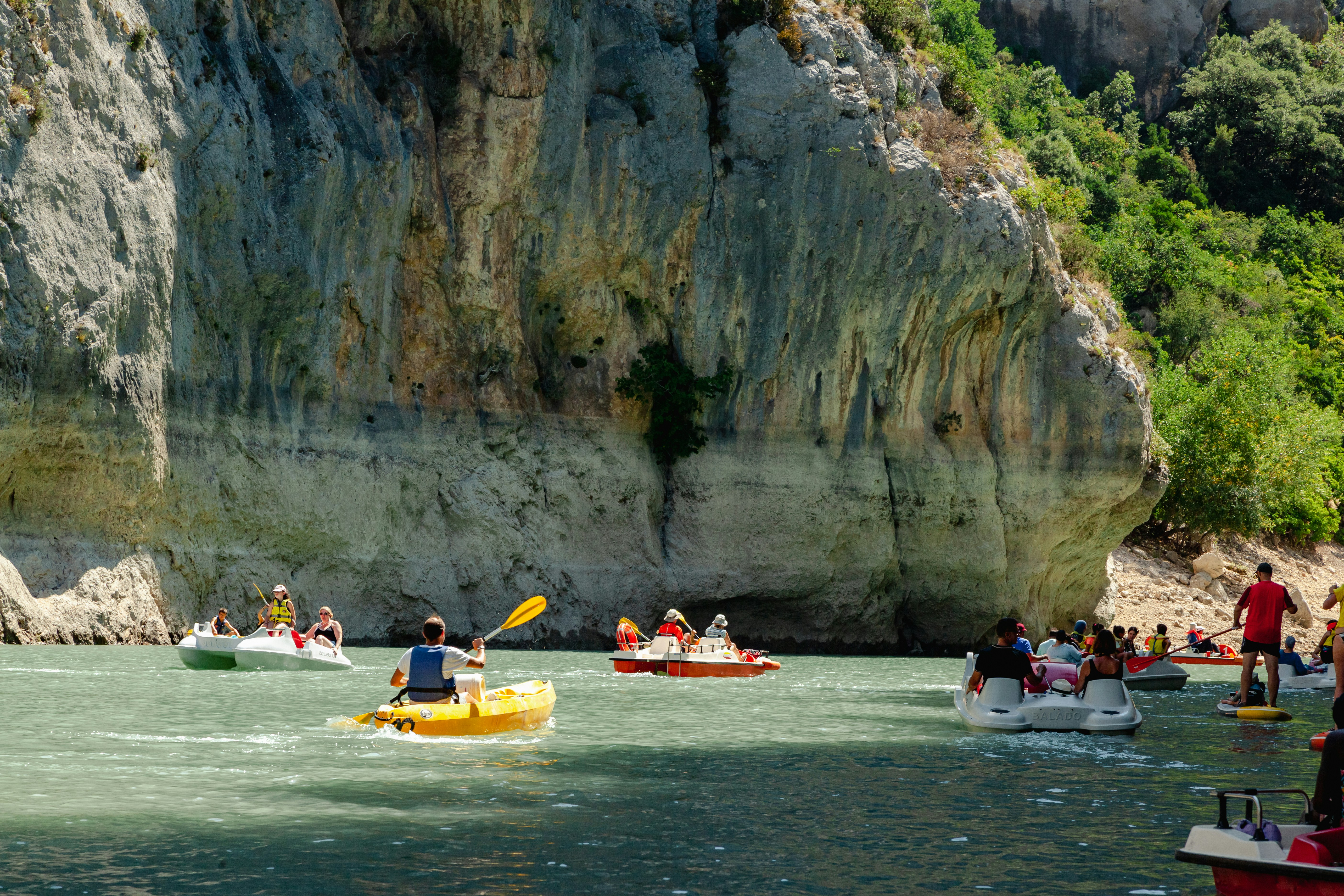 Personas en botes en el agua