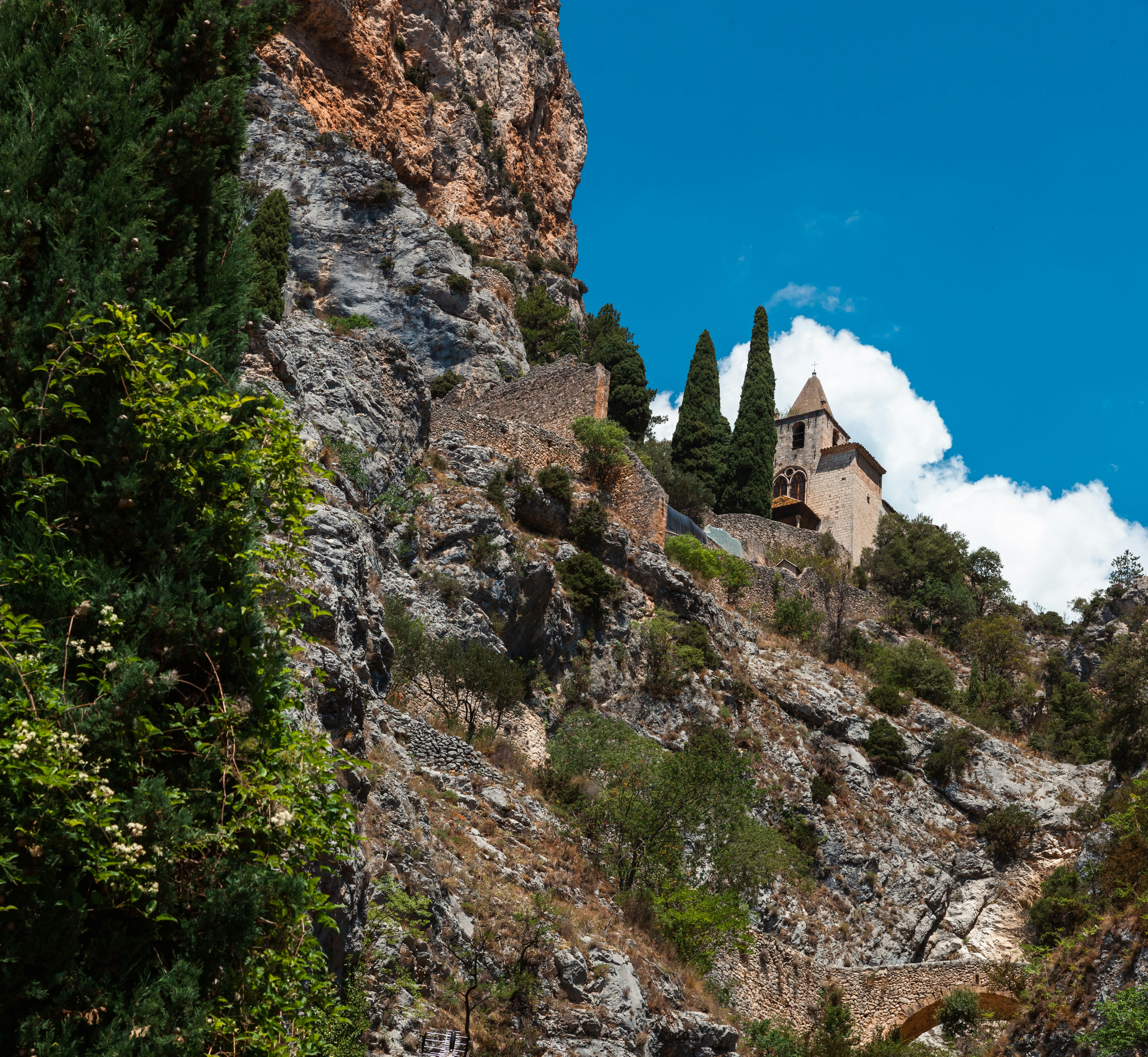 Un castillo en una colina rocosa