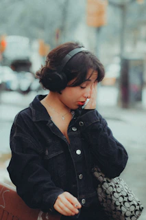 a person with the hand on the face