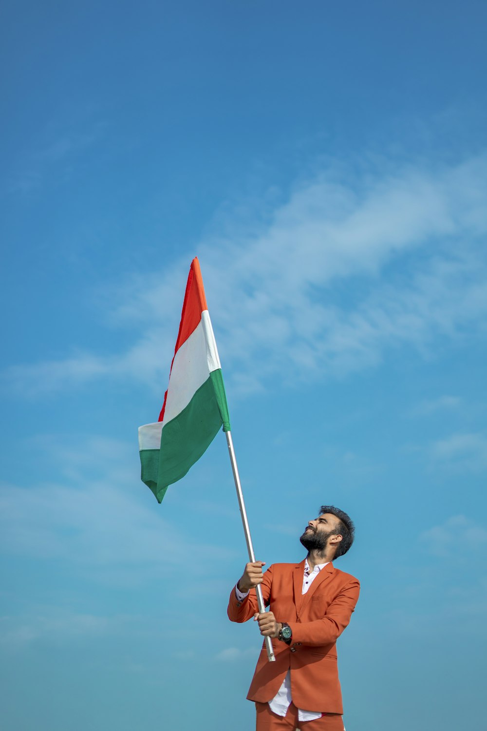 Un hombre sosteniendo una bandera