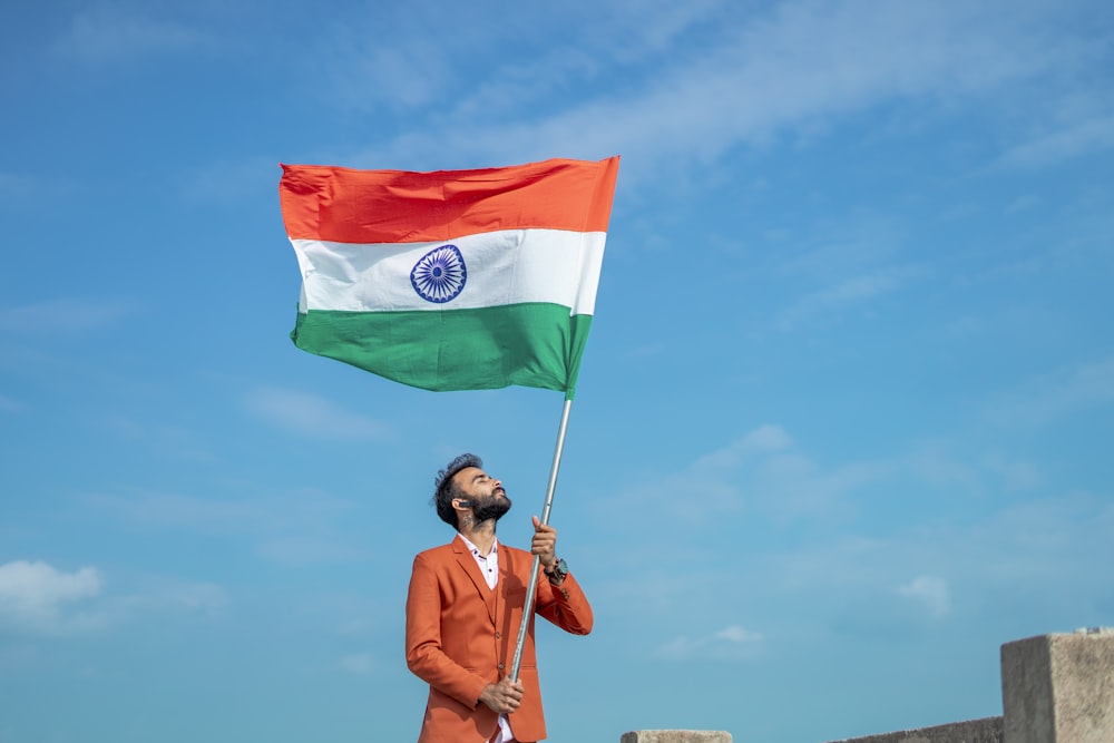 Un hombre sosteniendo una bandera