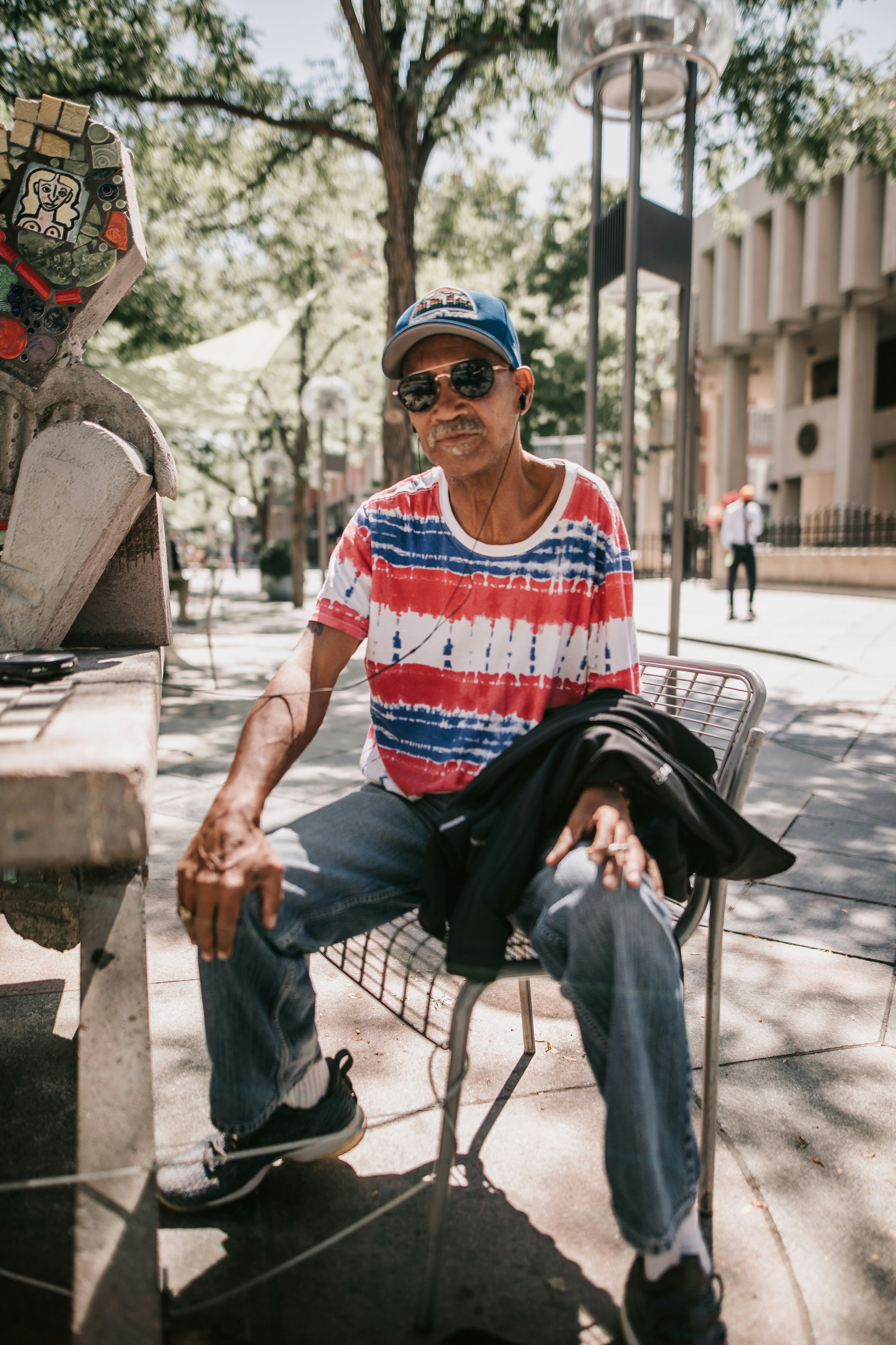 A person sitting on a bench photo – Free Portrait Image on Unsplash