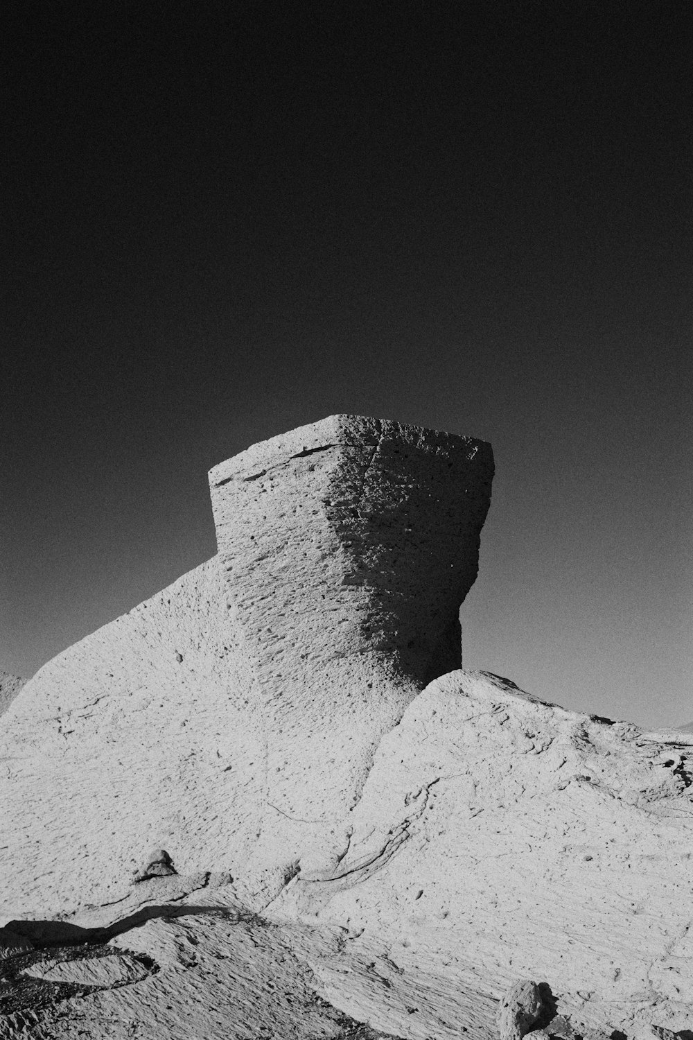 Ein Berg mit Schnee