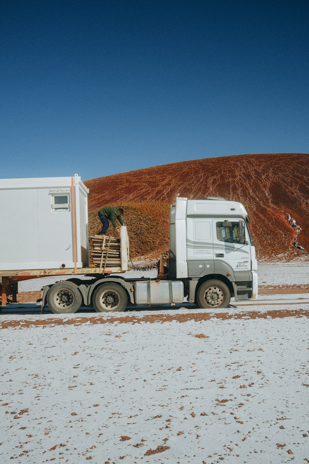 Un camion parcheggiato nella neve