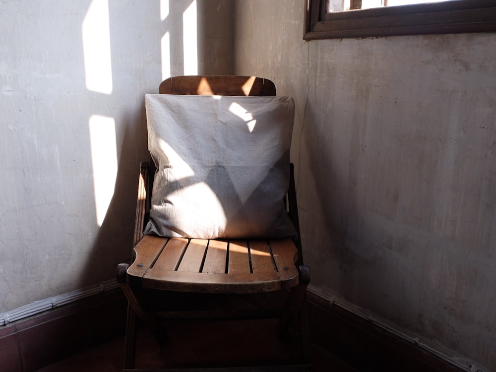una silla con una almohada