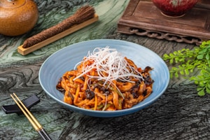 चाउमीन प्लेट