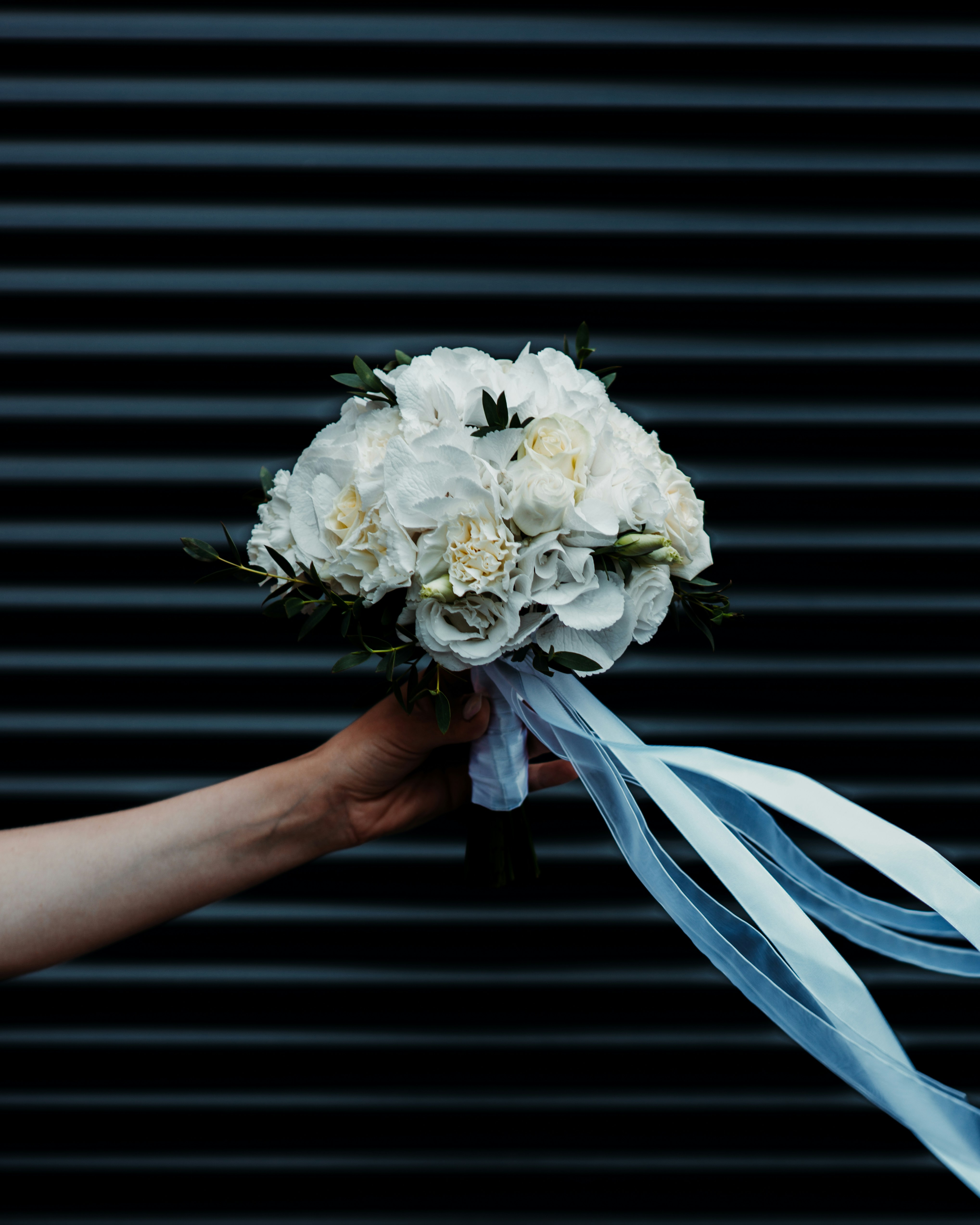 une personne tenant des fleurs