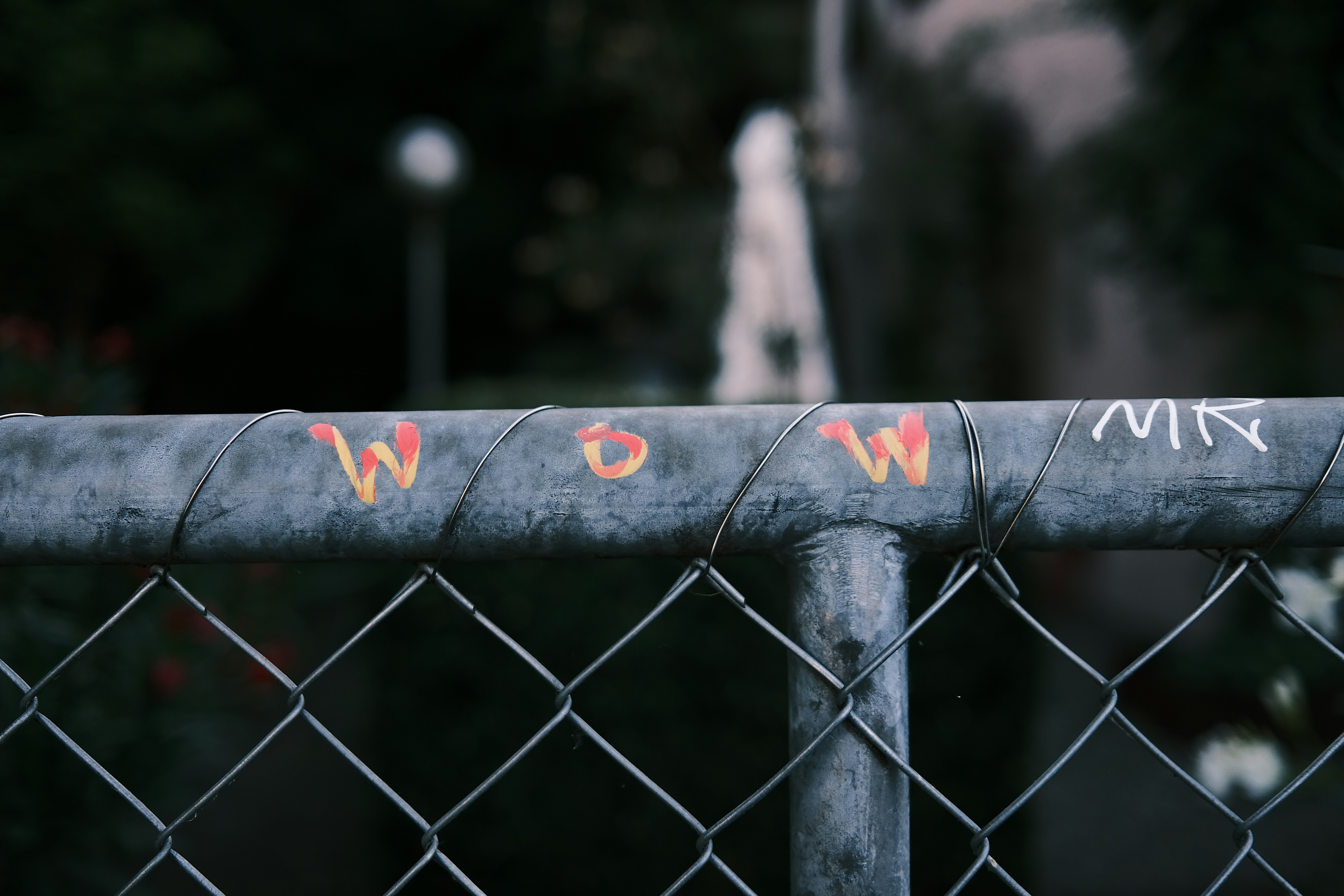 un asiento de bicicleta con una pegatina
