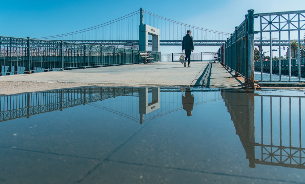 une personne marchant sur un pont