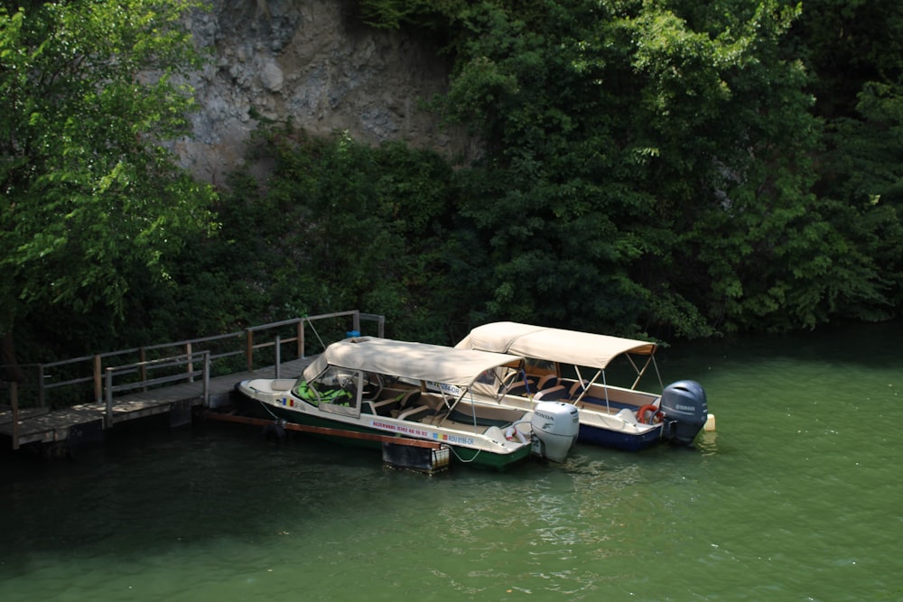 Ein Boot ist im Wasser geparkt