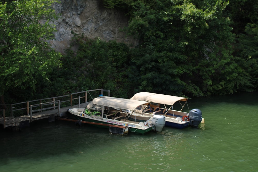 um barco está estacionado na água