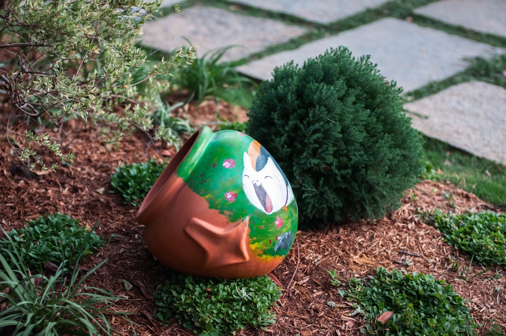 Un jouet dans un jardin