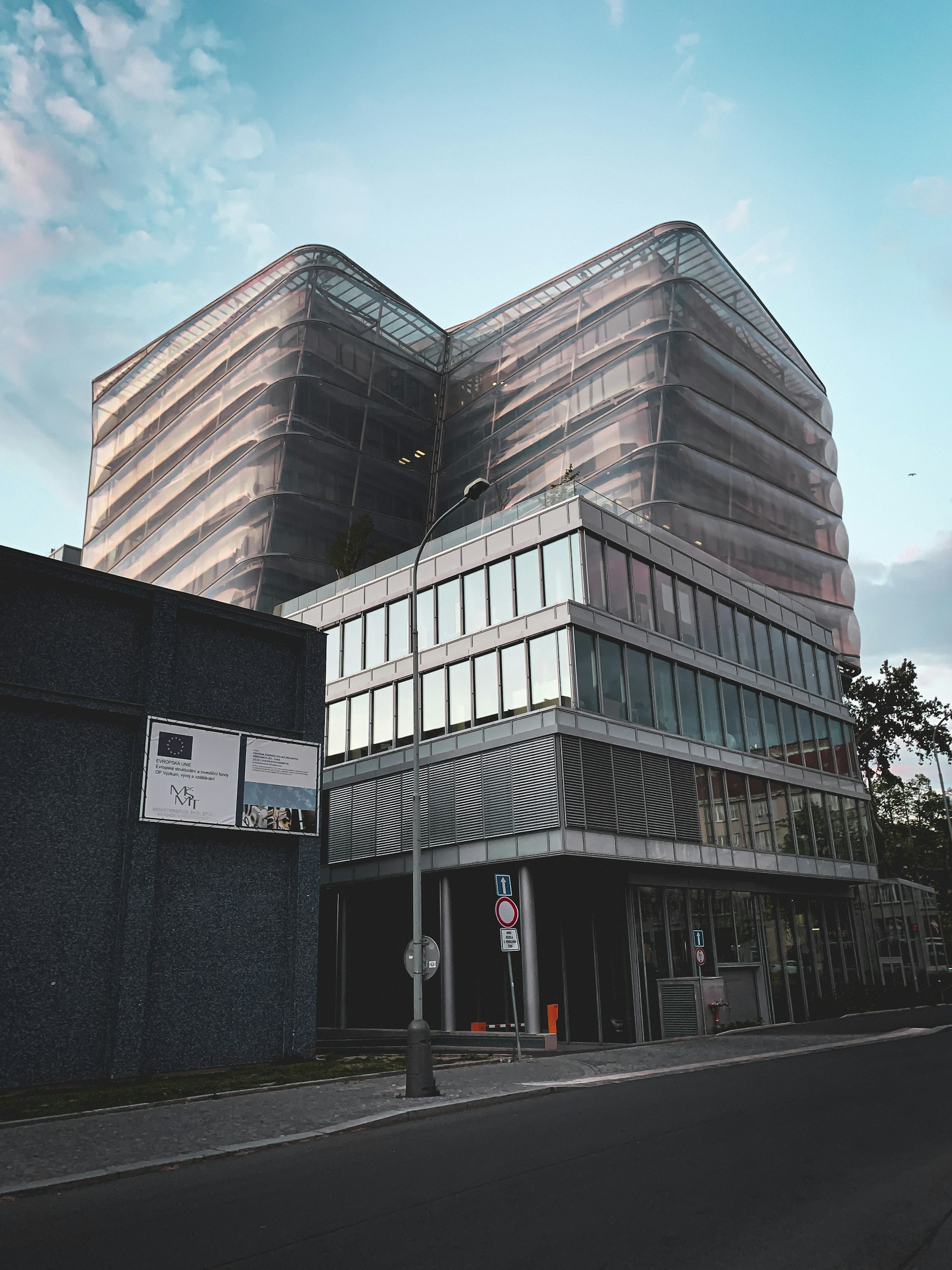 gray computer monitor