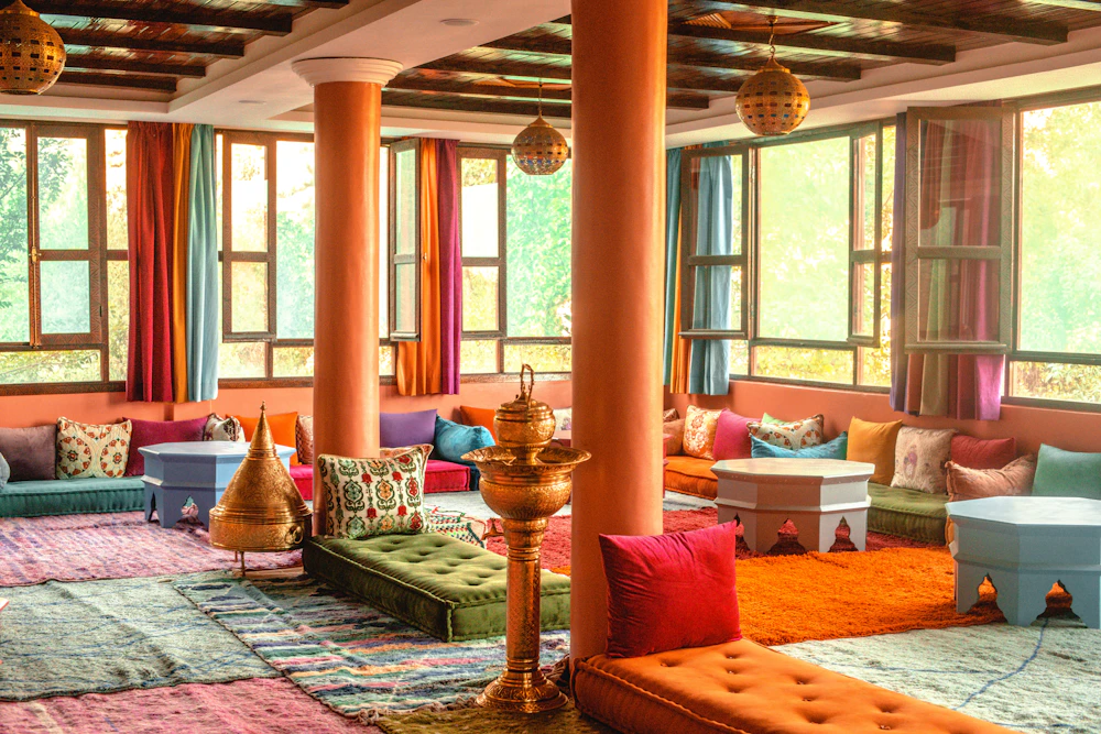 Salon marocain chaleureux et artisanat fait main