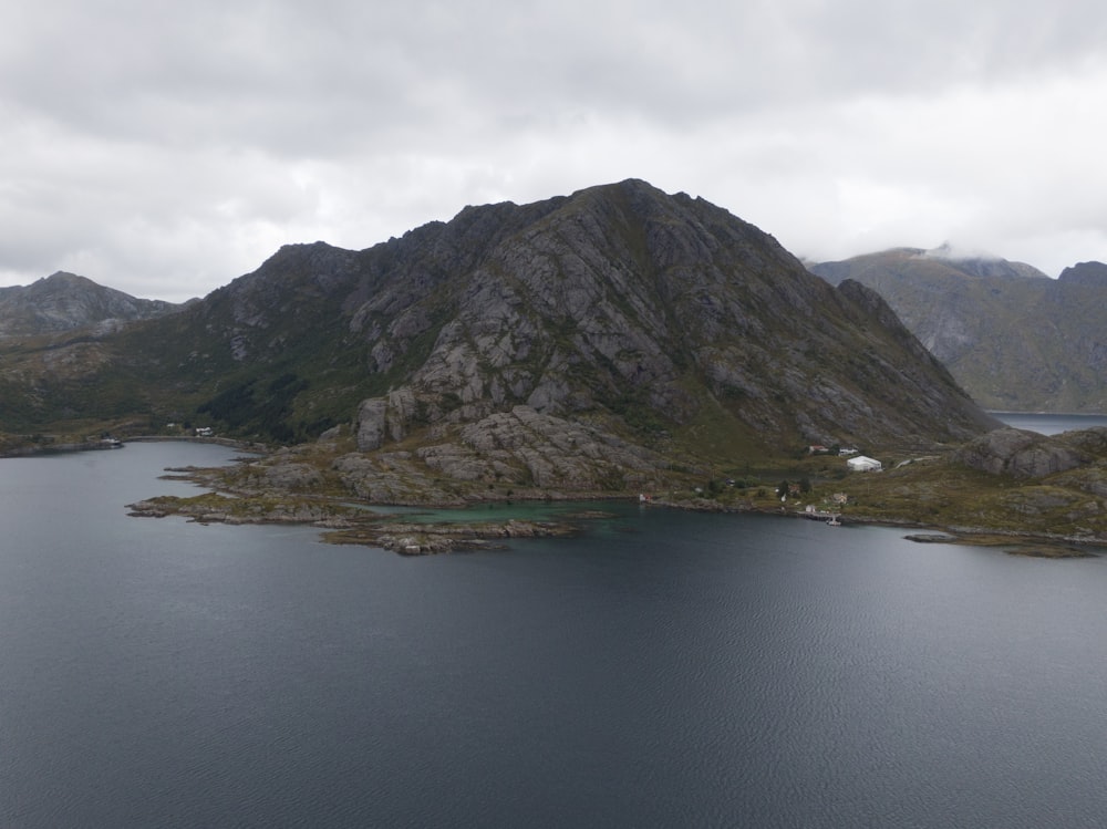 Un cuerpo de agua con una montaña al fondo