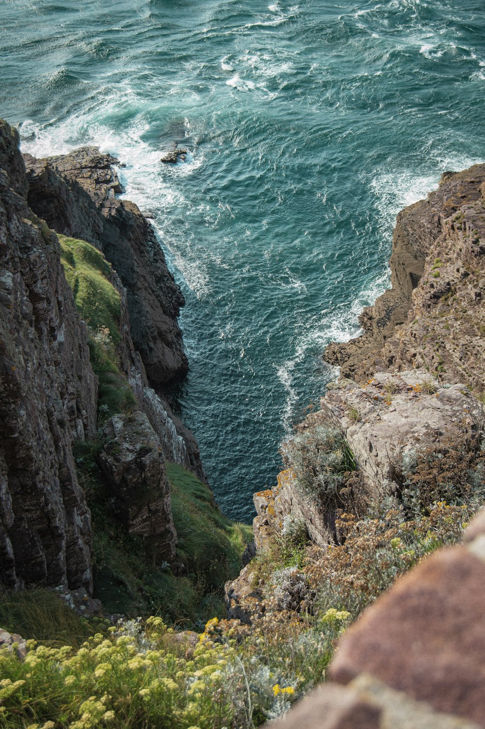 a rocky coast line