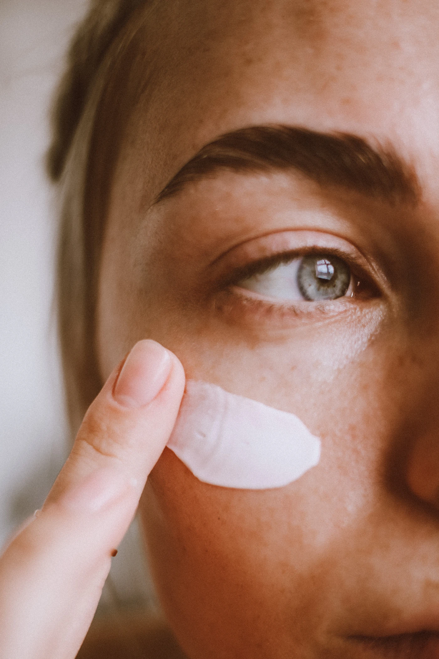 Bronzeamento artificial volta à moda com risco 3 vezes maior de melanoma — e os EUA recuaram da regra que protegia menores