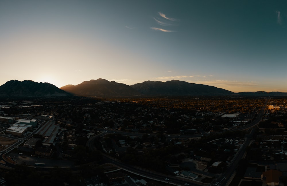 山を背景にした街