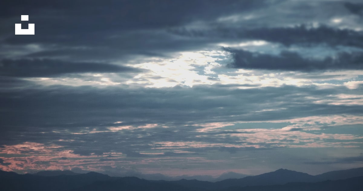 Une vue sur les nuages et les montagnes photo Photo Népal Gratuite