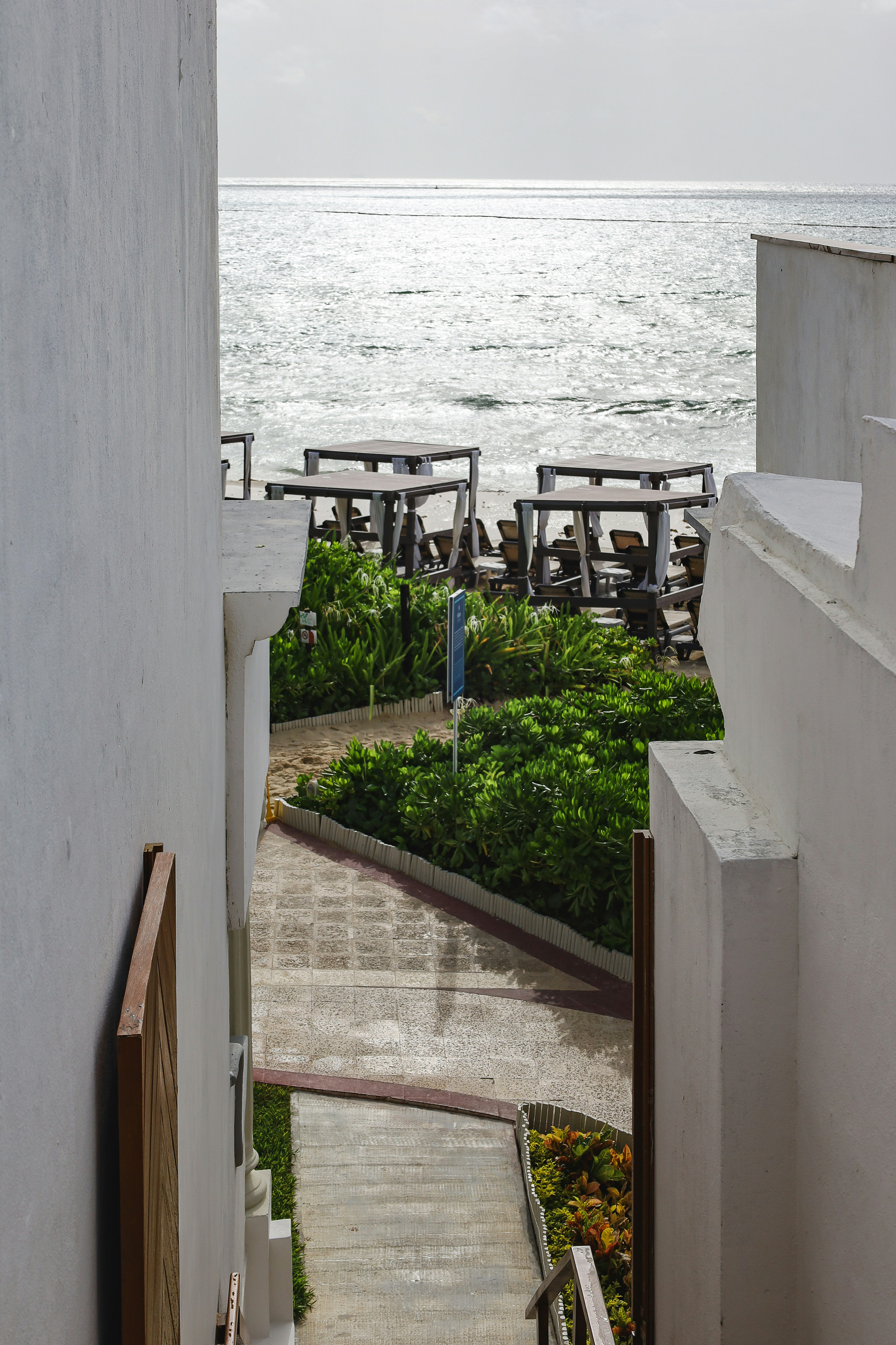 A deck overlooking a body of water photo – Free Railing Image on Unsplash
