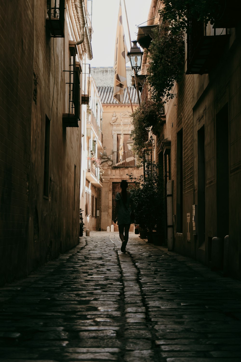 uma pessoa andando por uma rua estreita