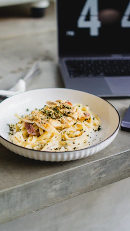 The Essensplan screen showing a weekly meal plan with a realistic pasta dish image.