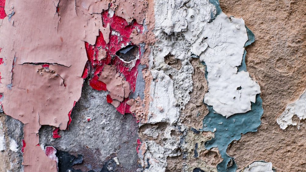 una pared pintada de rojo y blanco