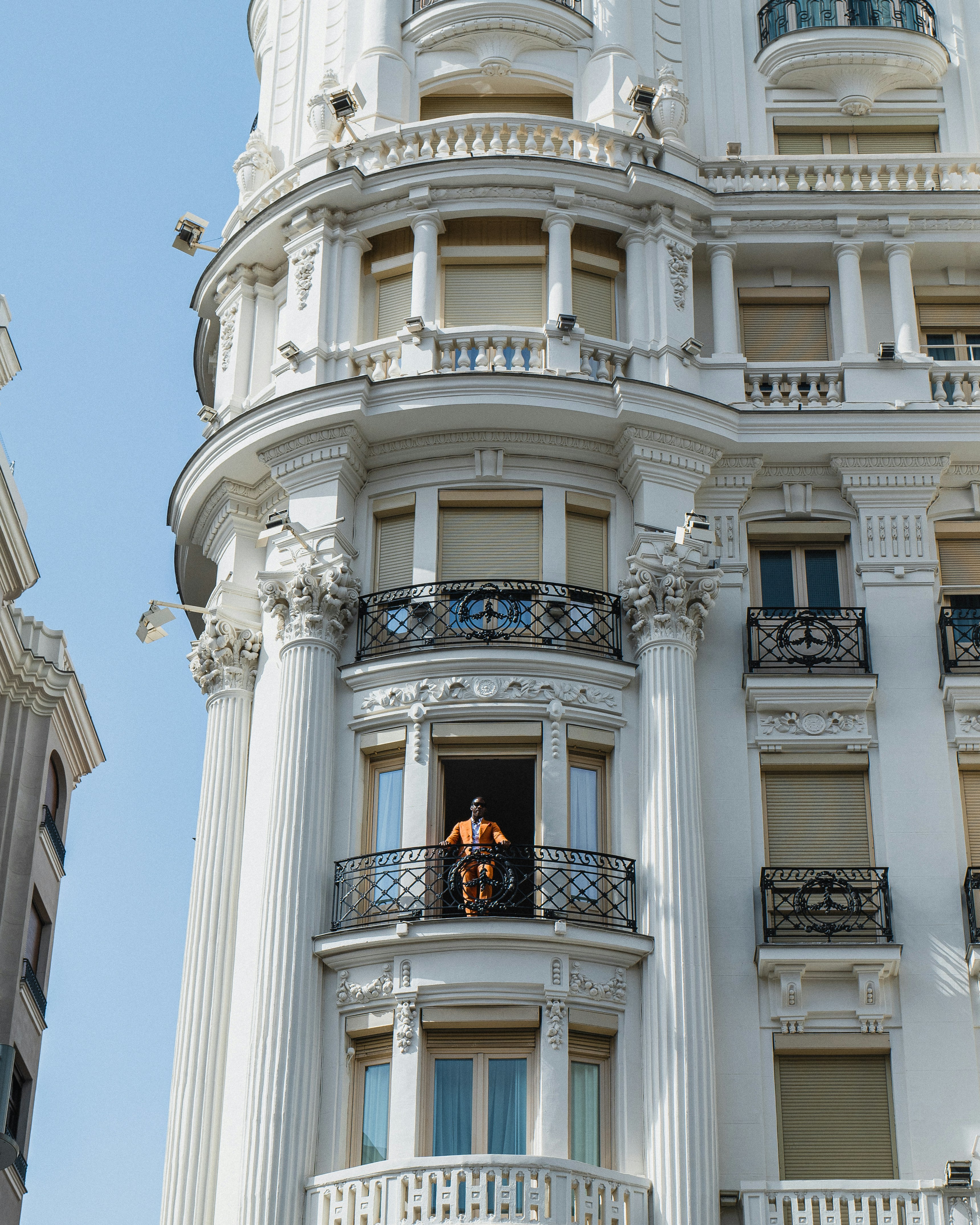 una persona in piedi in una porta di un edificio