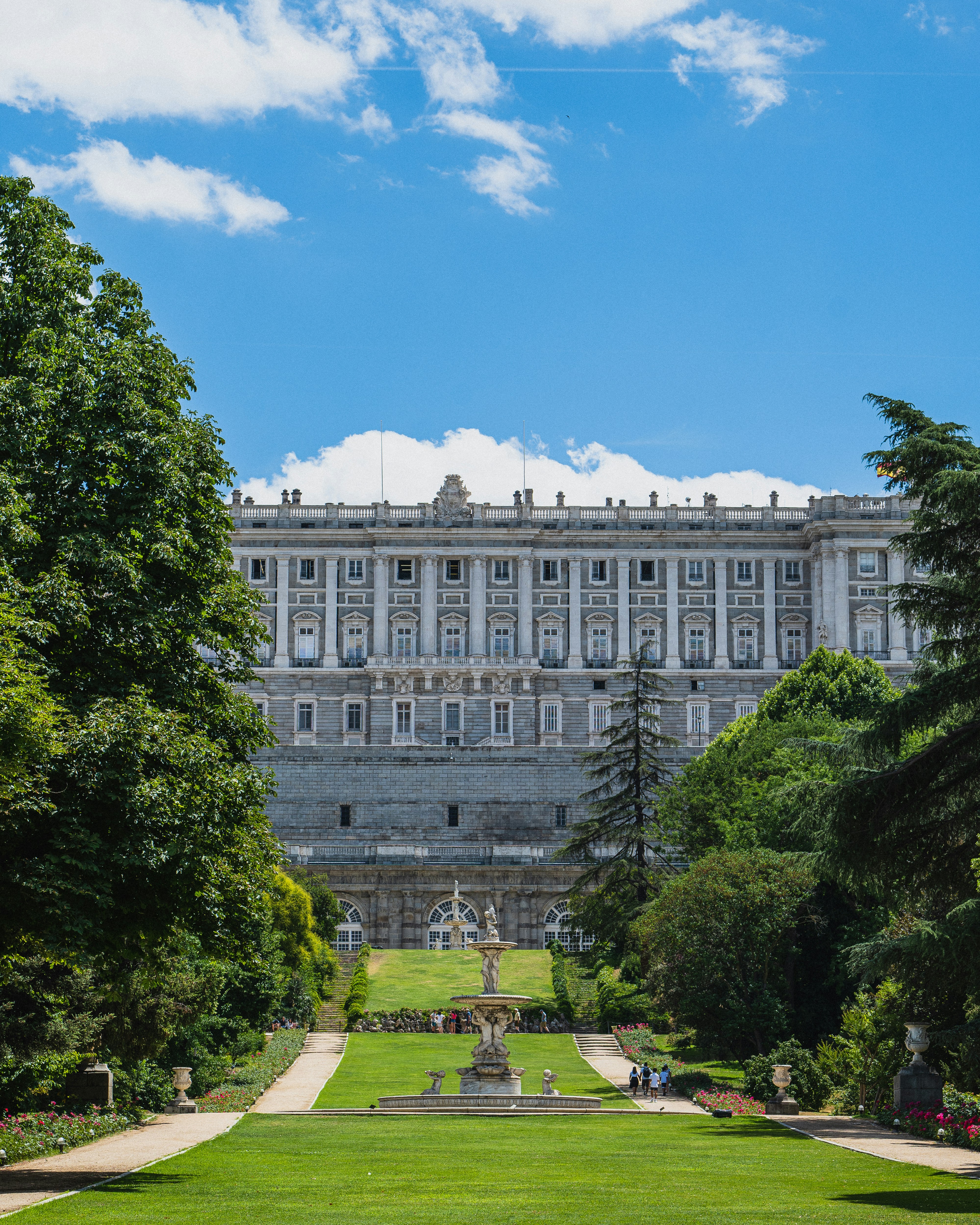 un grande edificio con alberi di fronte ad esso
