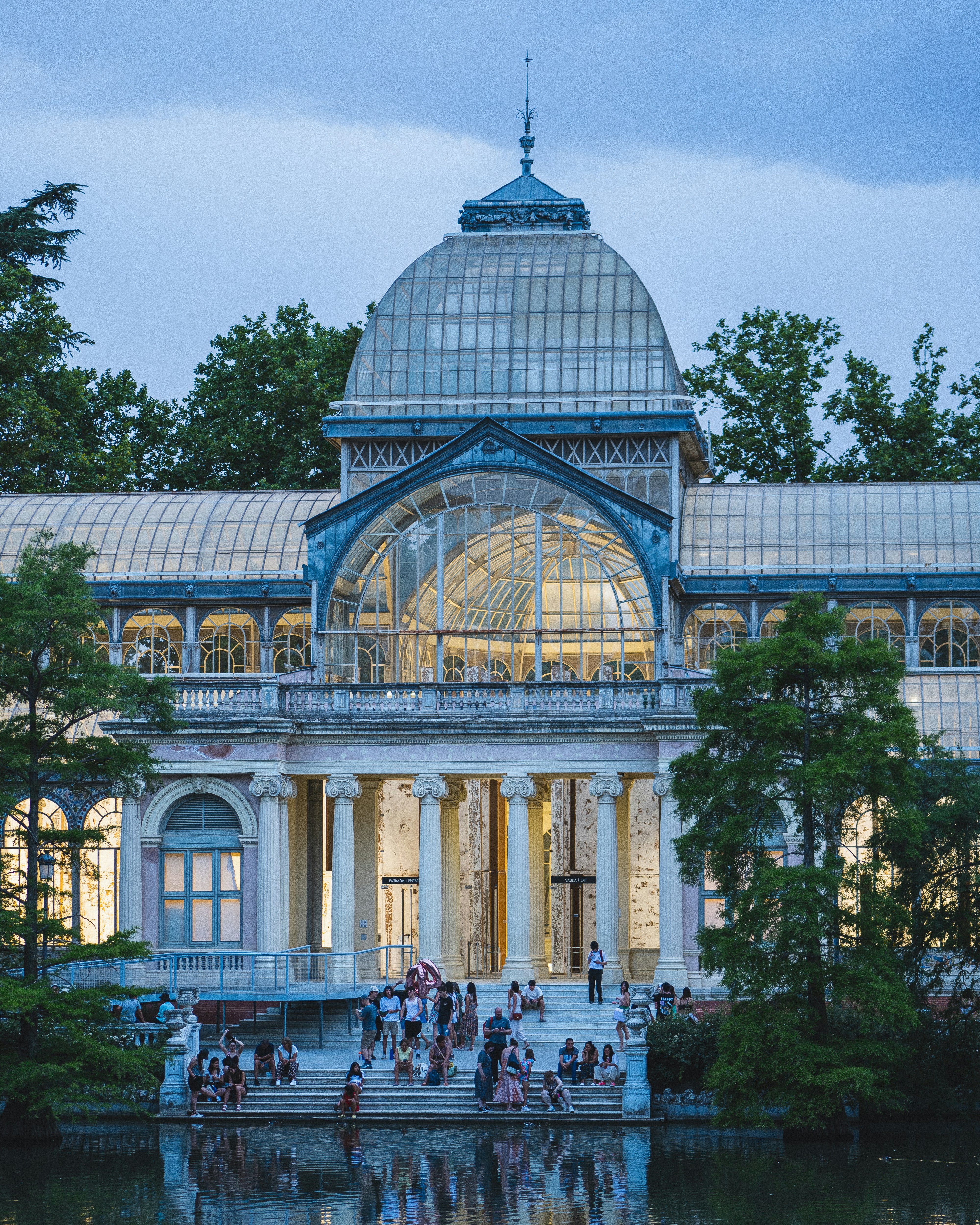 un edificio con un tetto a cupola e una piscina di fronte ad esso