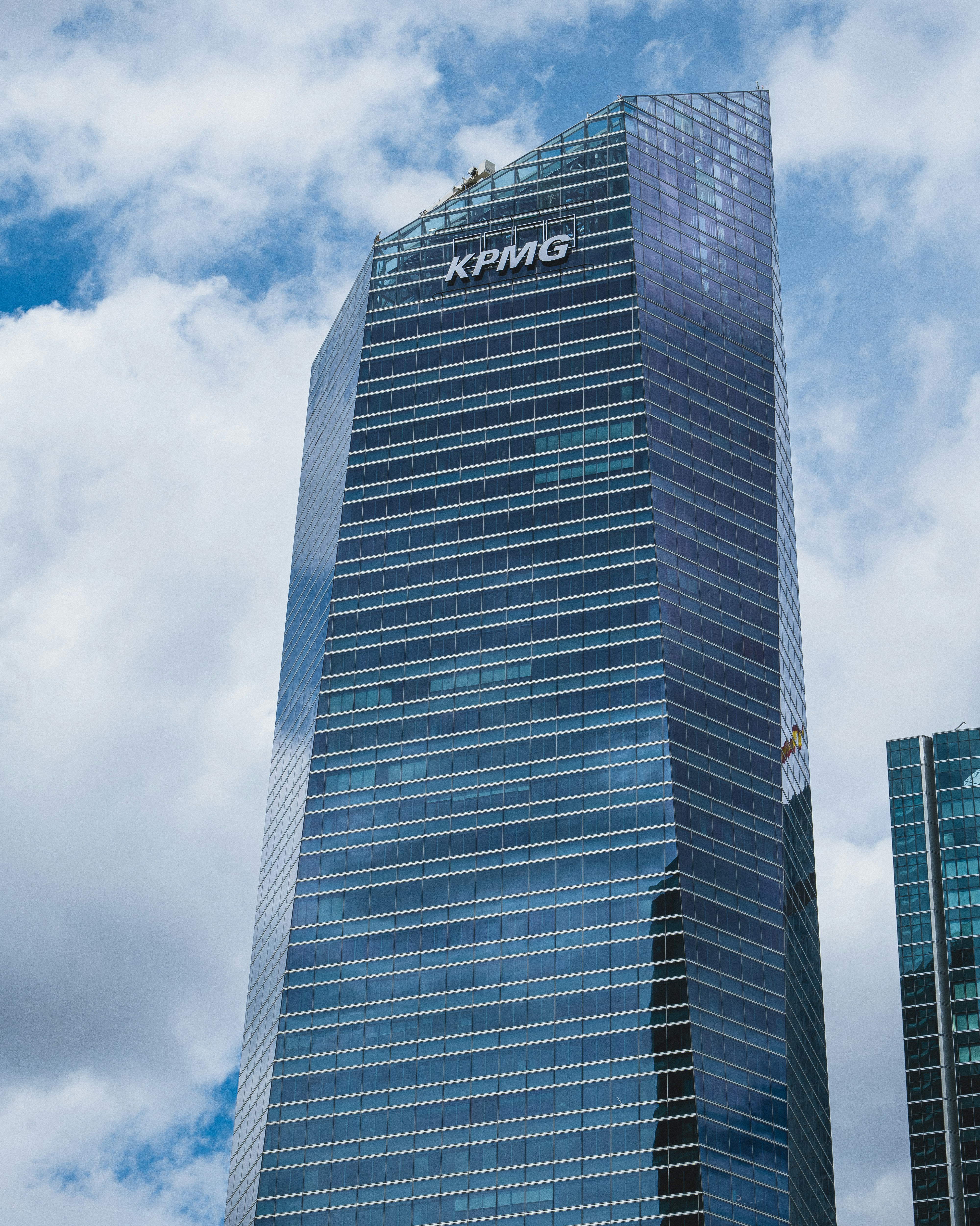 Un alto edificio di vetro