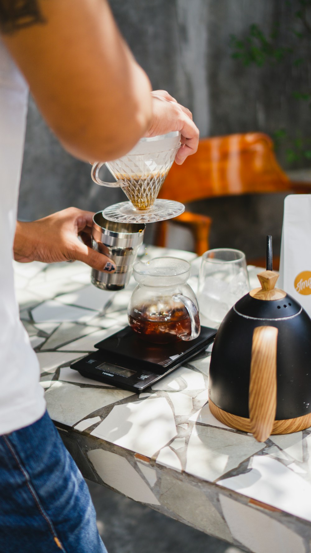 une personne versant du liquide dans un verre