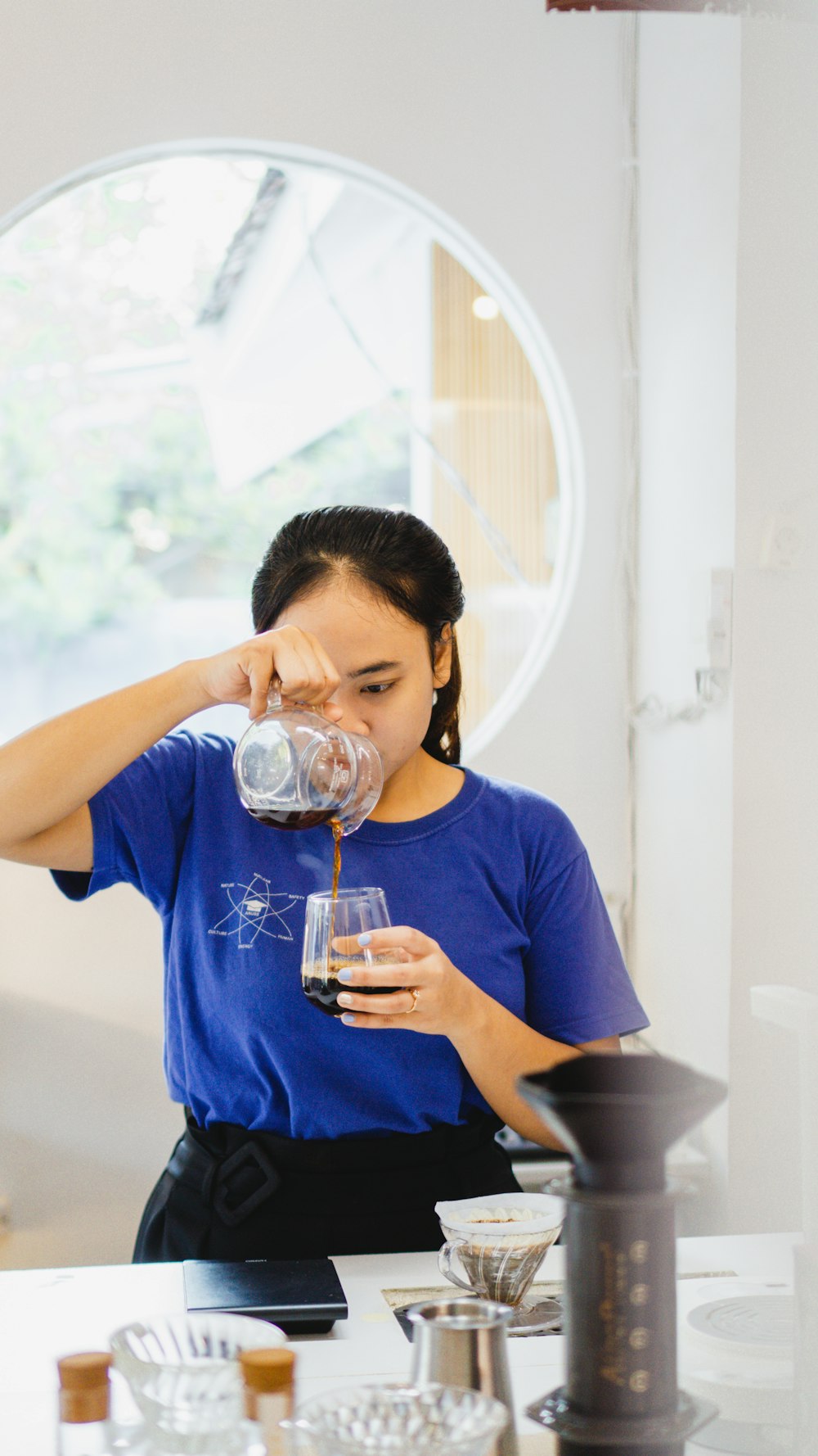 una persona bebiendo vino