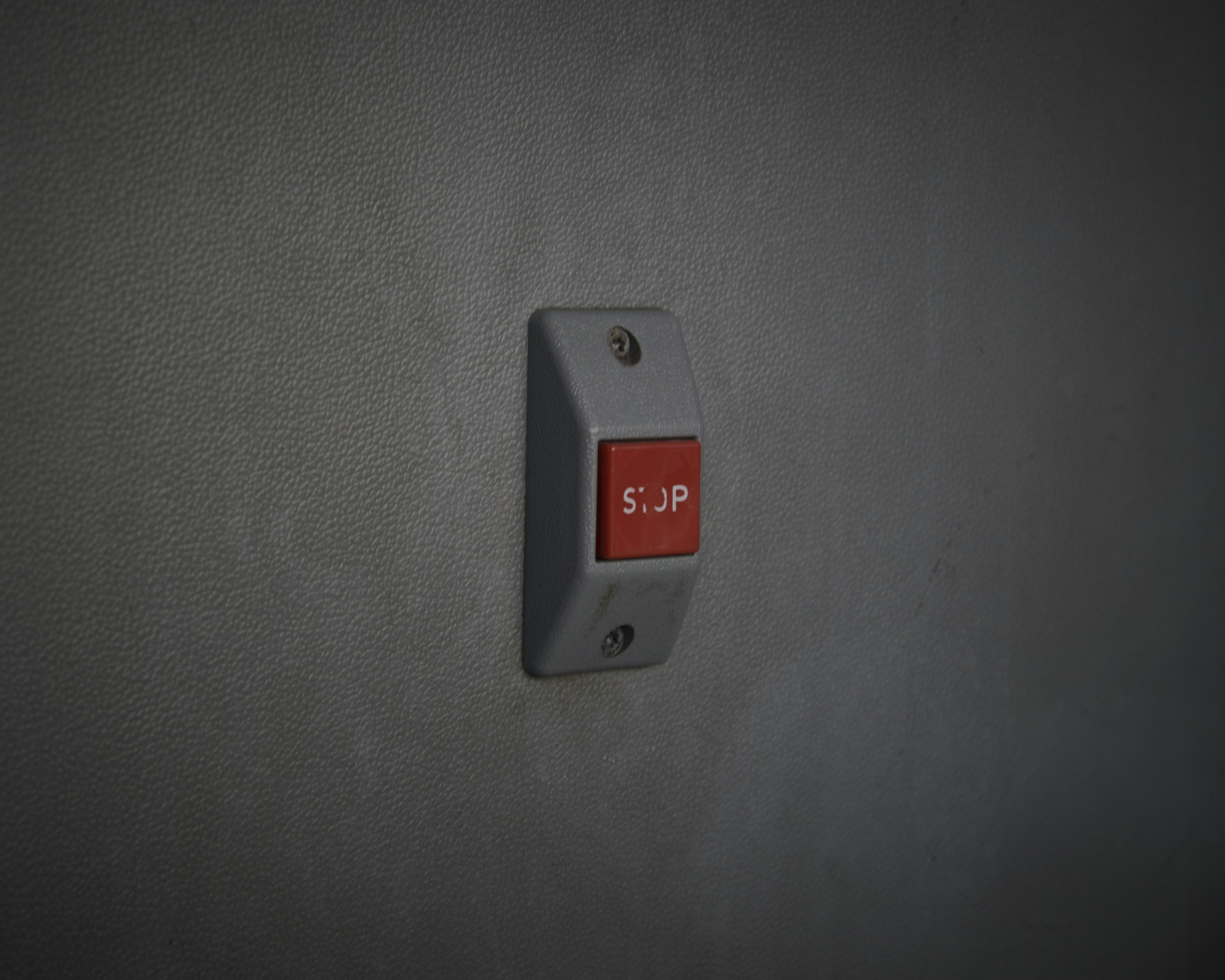 ein weiß-rotes USB-Laufwerk