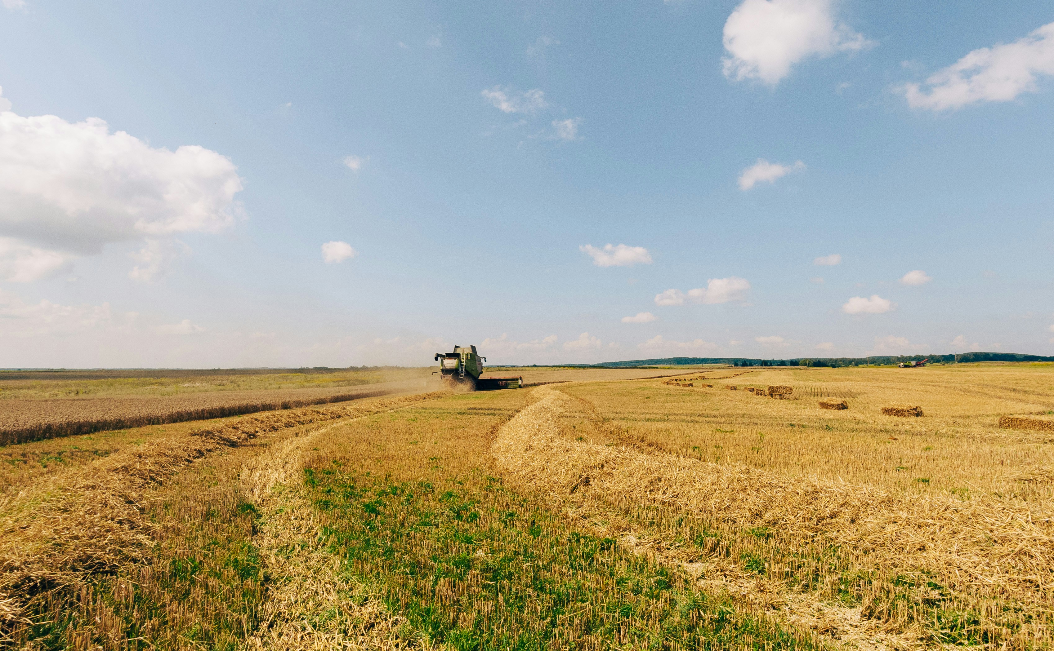 Ein Traktor auf einem Feld