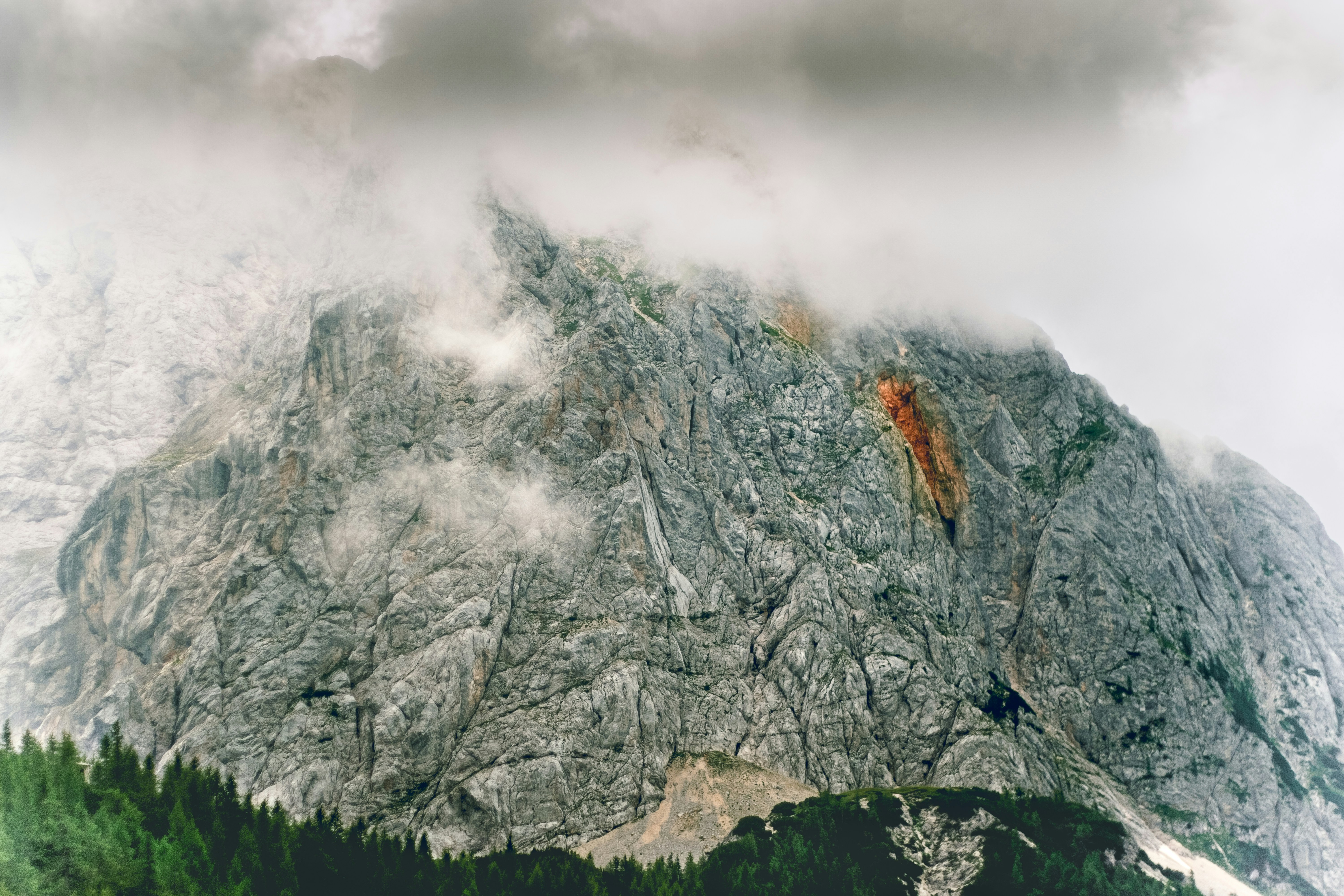 Photo by k_sariwating