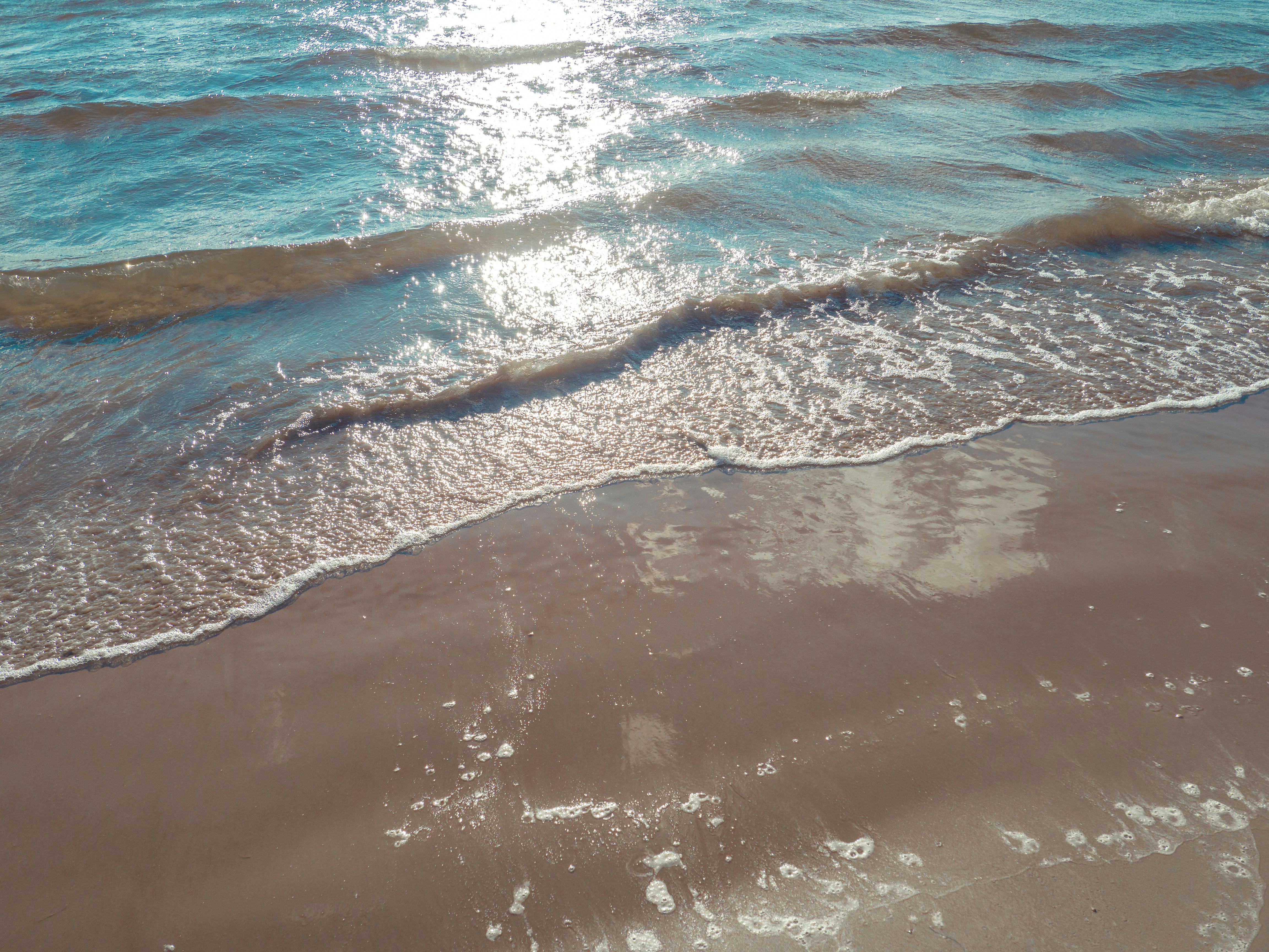 Ein Strand mit einem Gewässer