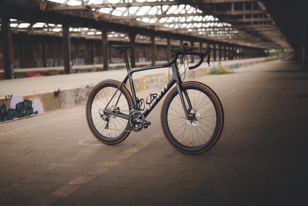 una bicicletta parcheggiata su una superficie di legno