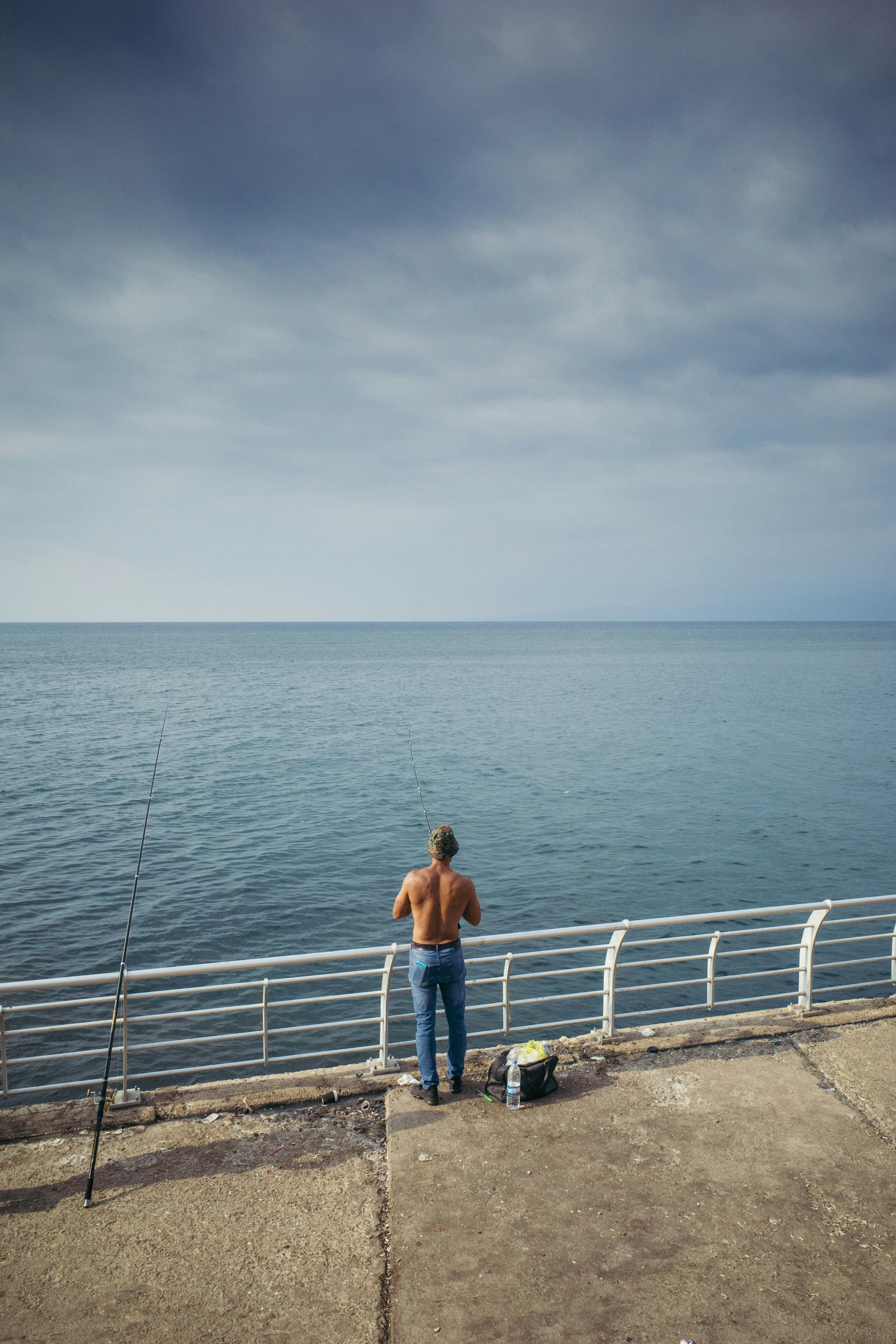 eine Person, die auf einem Balkon mit Blick auf den Ozean steht