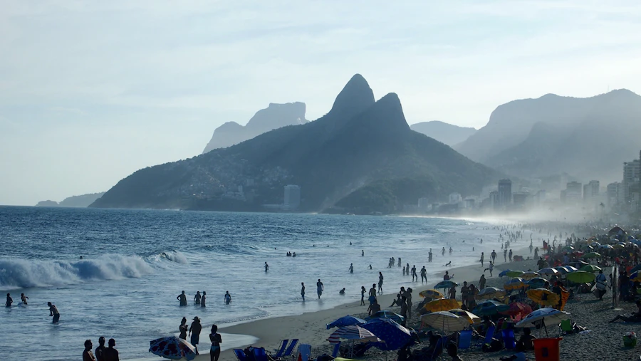 Praia de Ipanema com mar, guarda-sóis e Morro Dois Irmãos ao fundo