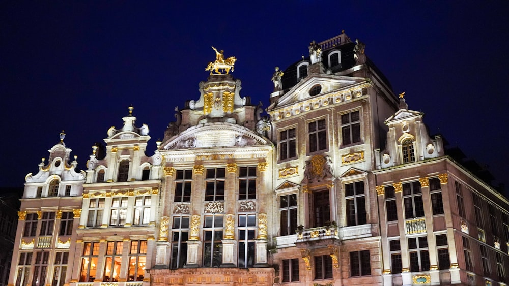 Un grand bâtiment avec une statue au sommet