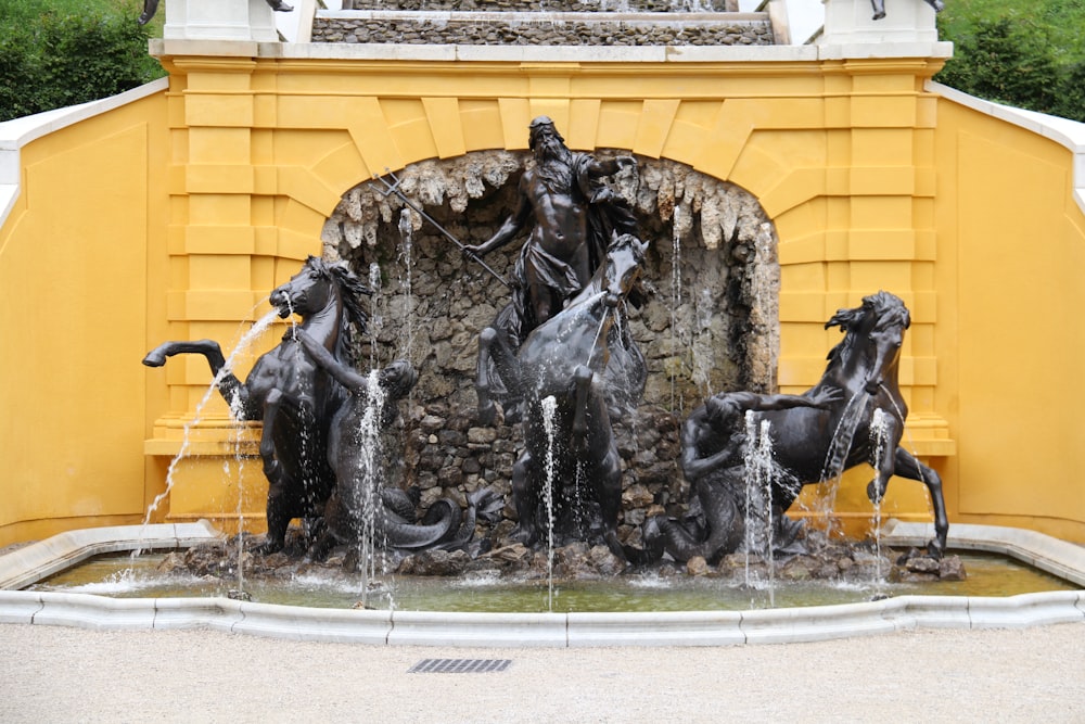 une fontaine avec de l’eau jaillissant