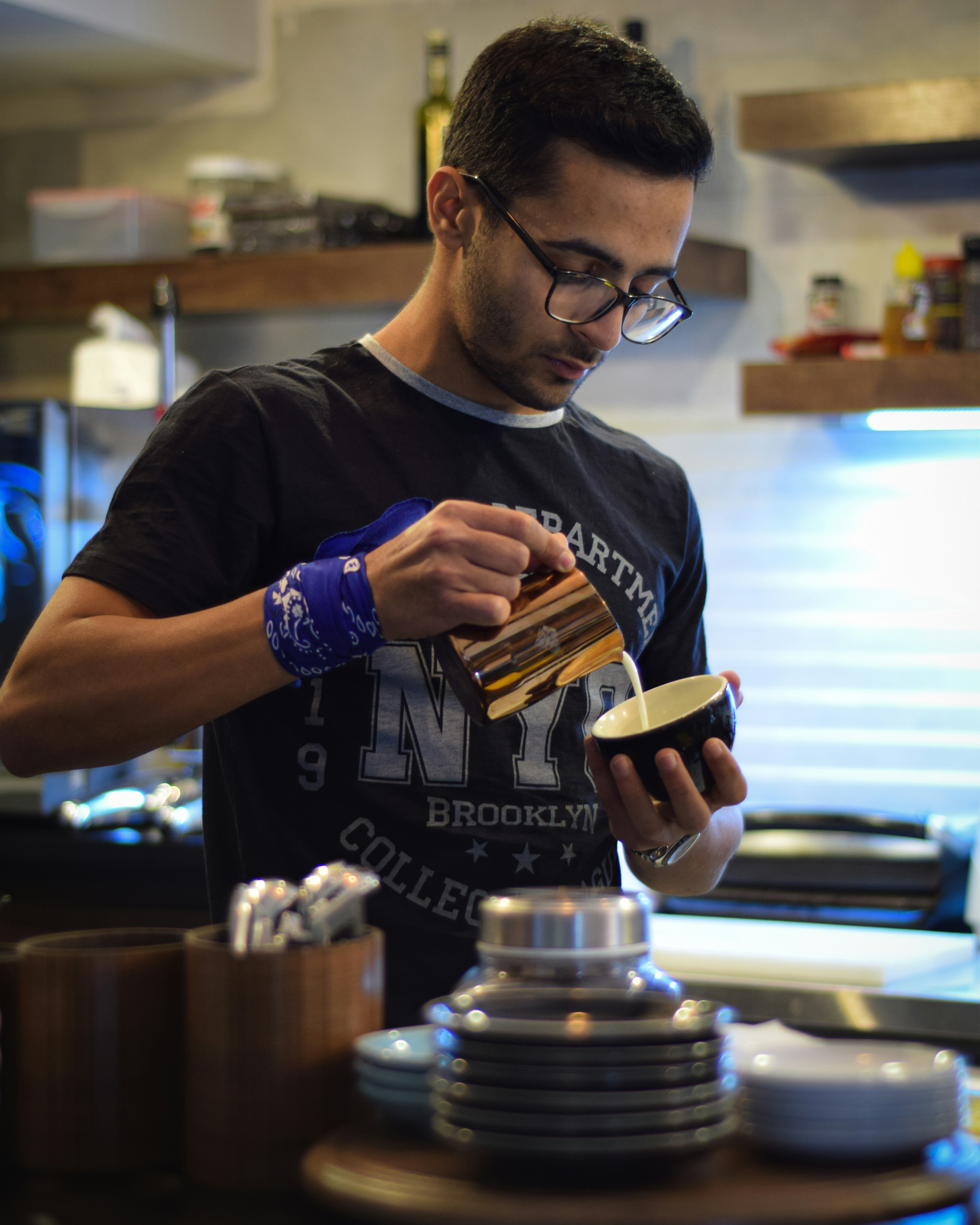 Ein Mann hält einen Stapel Münzen