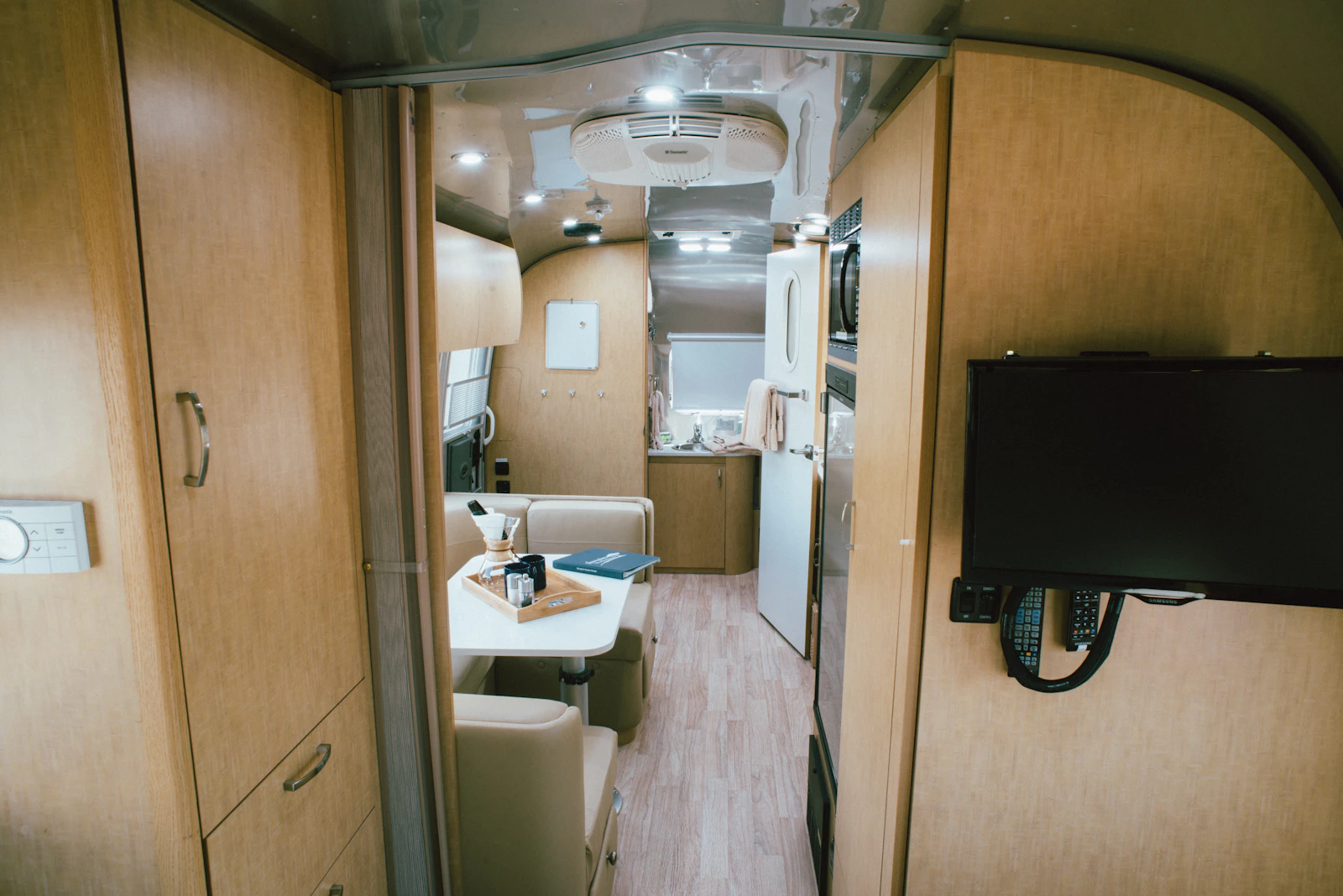 Intérieur moderne d'un espace mobile aménagé