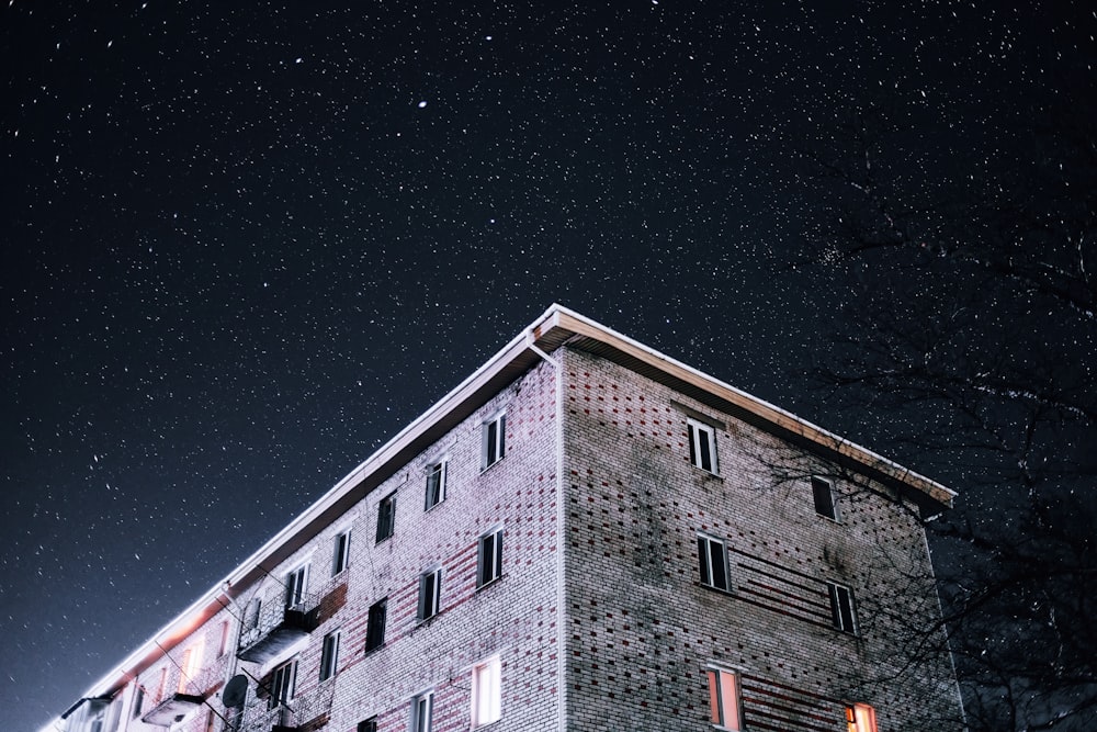 Un edificio con un cielo estrellado sobre él