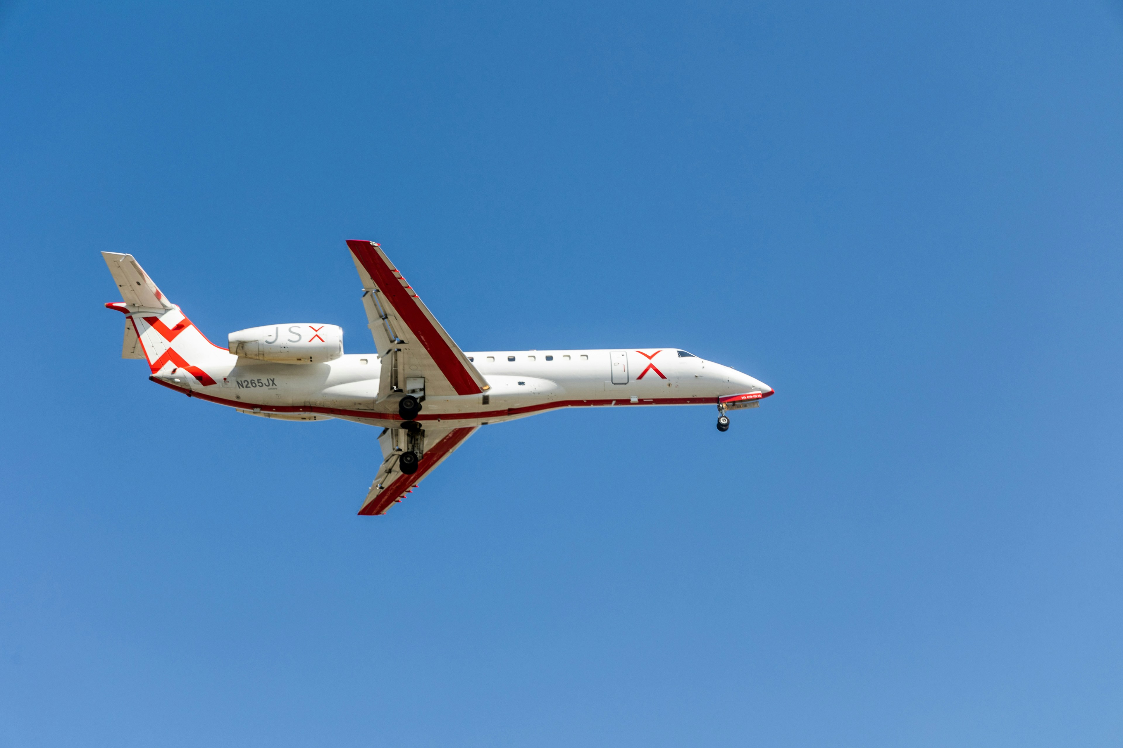 an airplane flying in the sky, Embraer ERJ-135 from JSX.