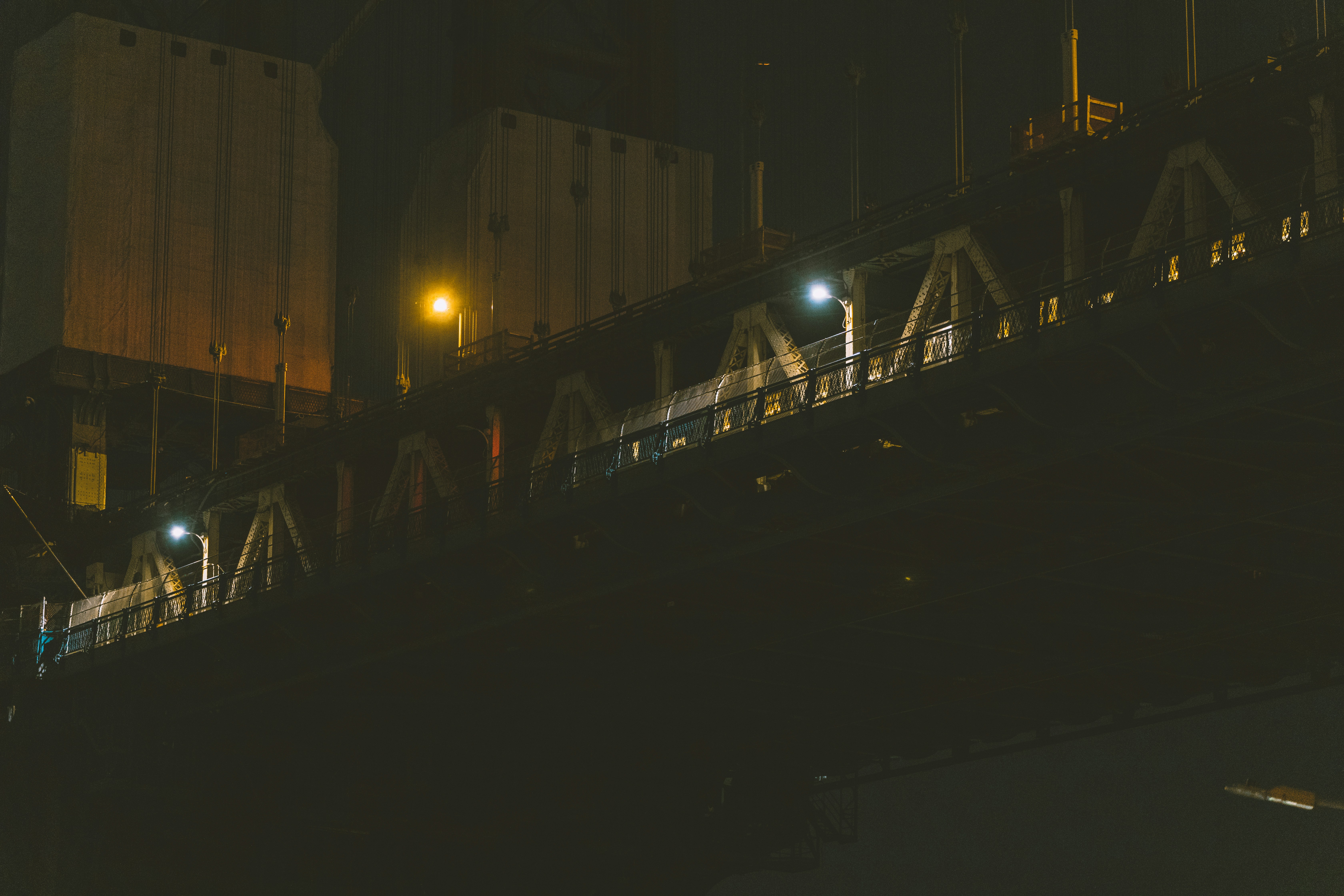 Afiches urbanos pegados en una pared durante la noche