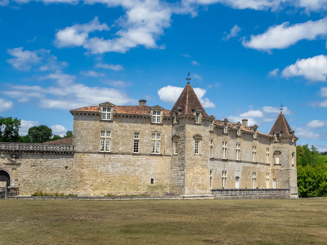 a large stone building with Château des ducs de Bretagne in the background,