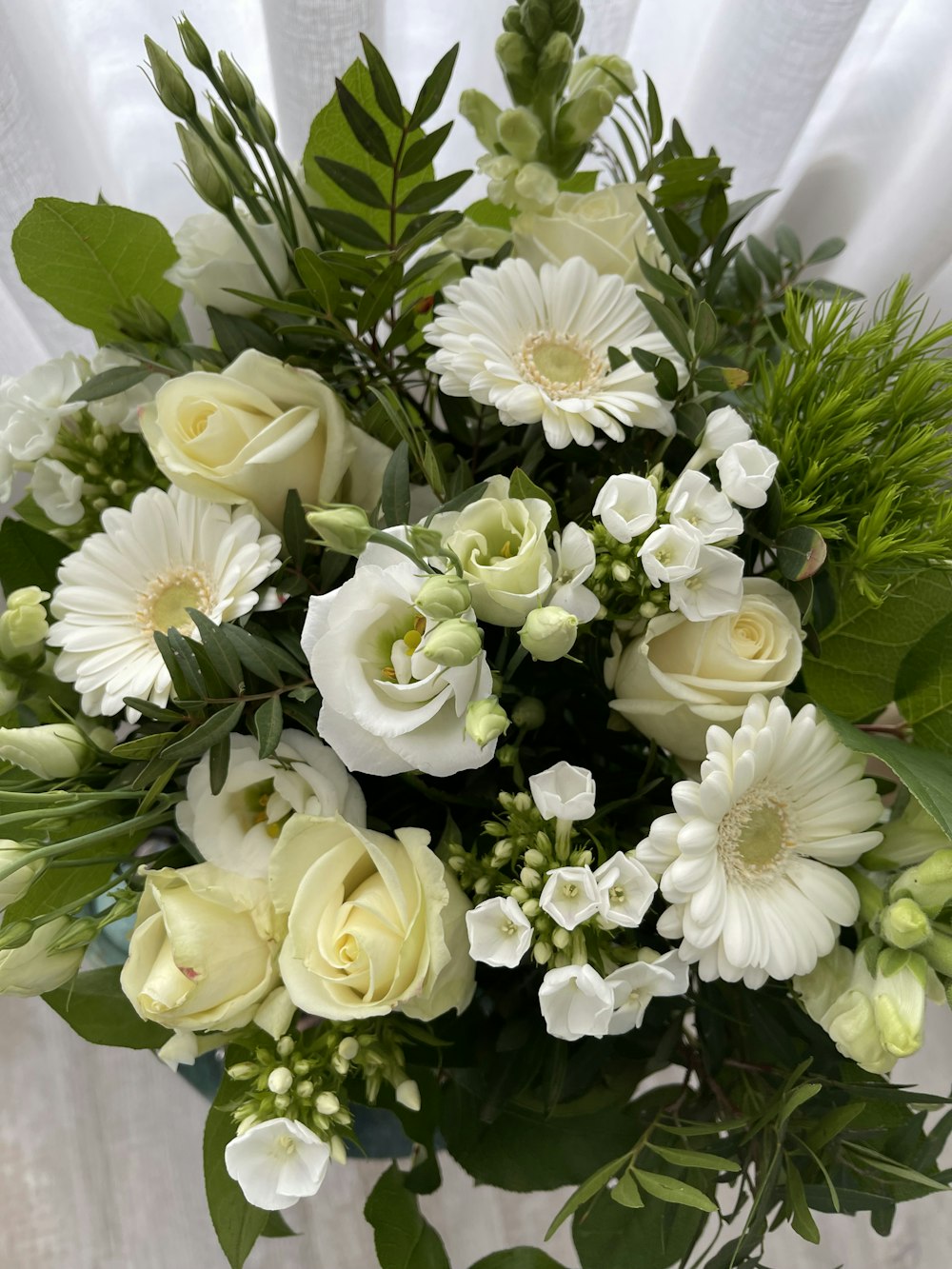 um buquê de flores brancas