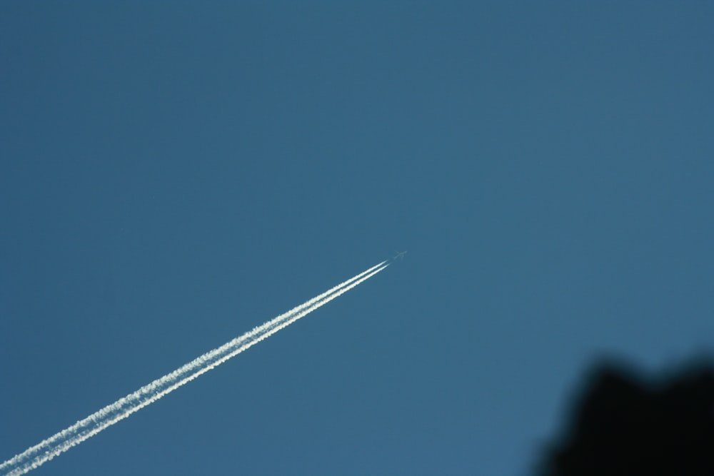 飛行機雲を空に残すジェット機